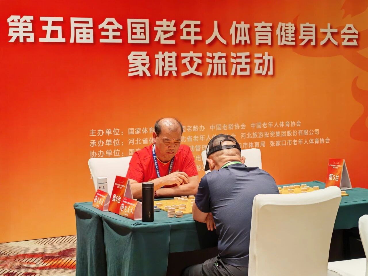 以牌会友